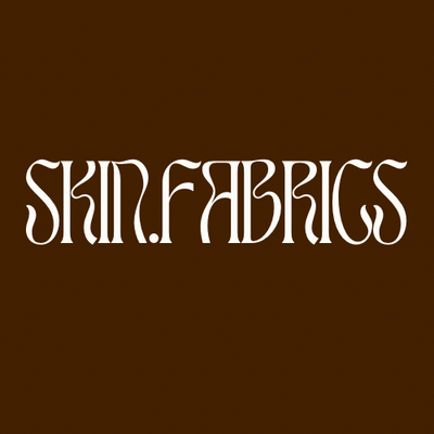 Logo stylisé de la marque Skin Fabrics, votre nouvelle marque préférée pour éliminer votre cellulite. 